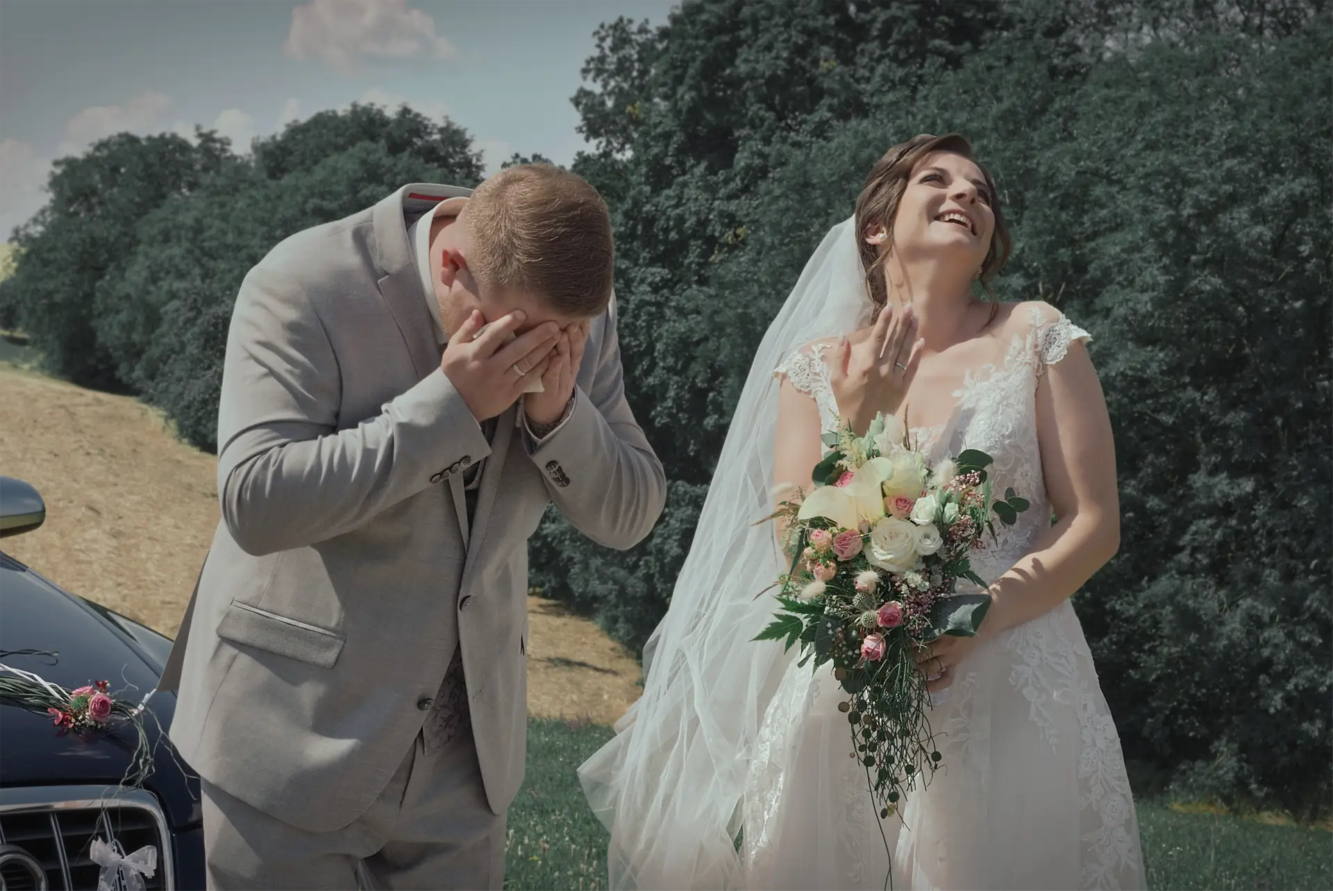 Lustiges Hochzeitsfoto - Bräutigam weint und Braut lacht