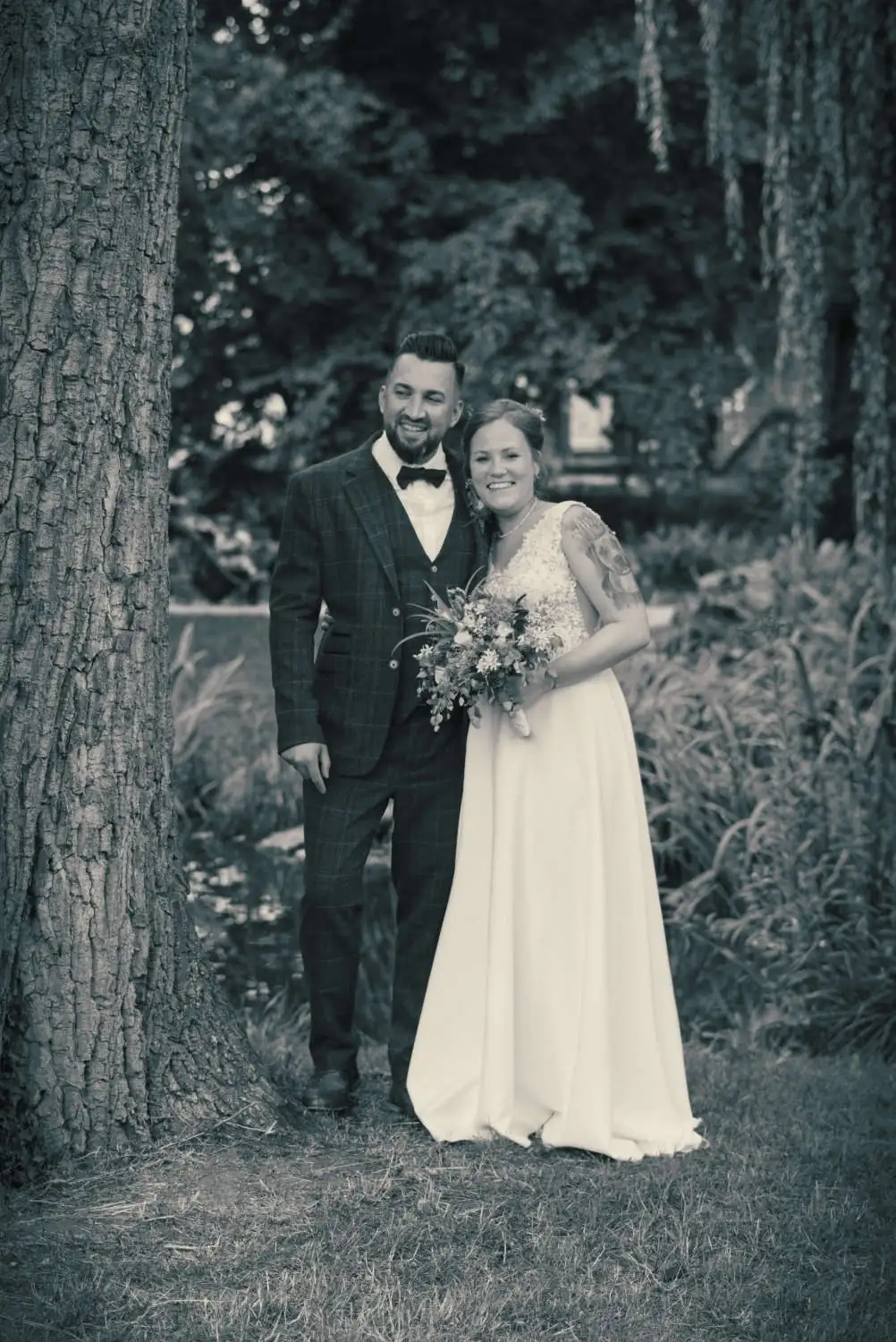 Schwarz-weißes Hochzeitsfoto mit der Brautpaar in Öhringen im Hofgarten