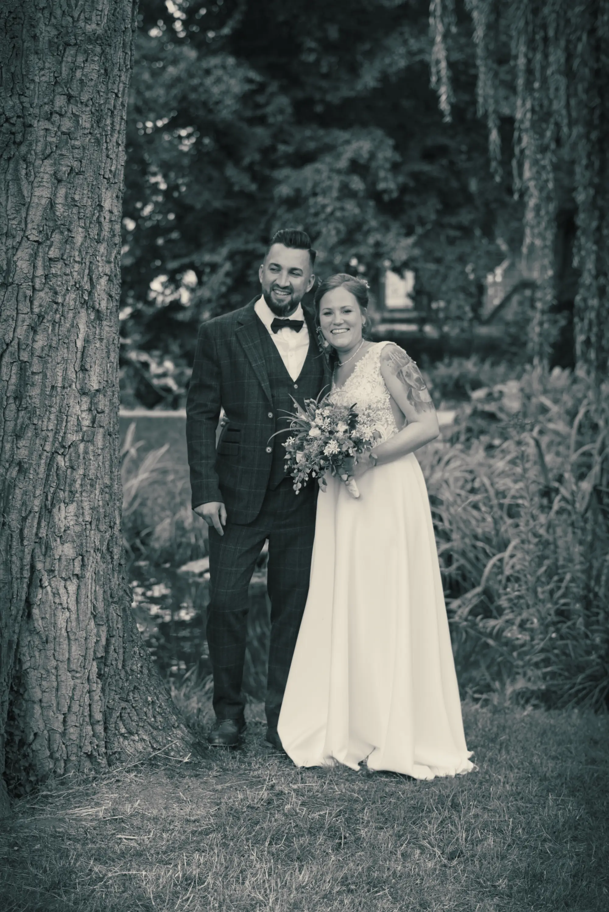 Schwarz-weißes Hochzeitsfoto mit der Brautpaar in Öhringen im Hofgarten