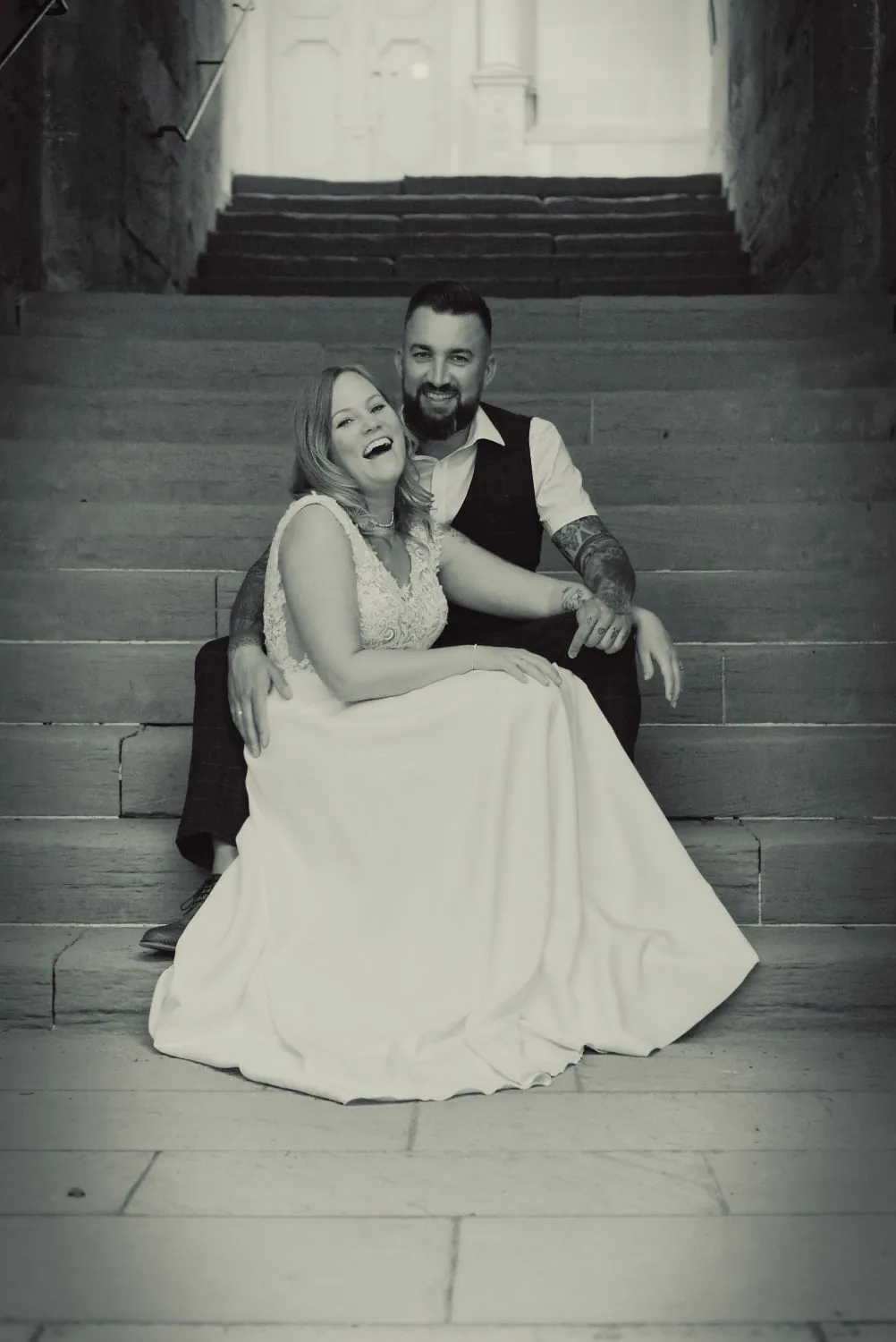 After-Wedding Foto in Schwäbisch Hall mit dem Brautpaar lachend auf der Treppe