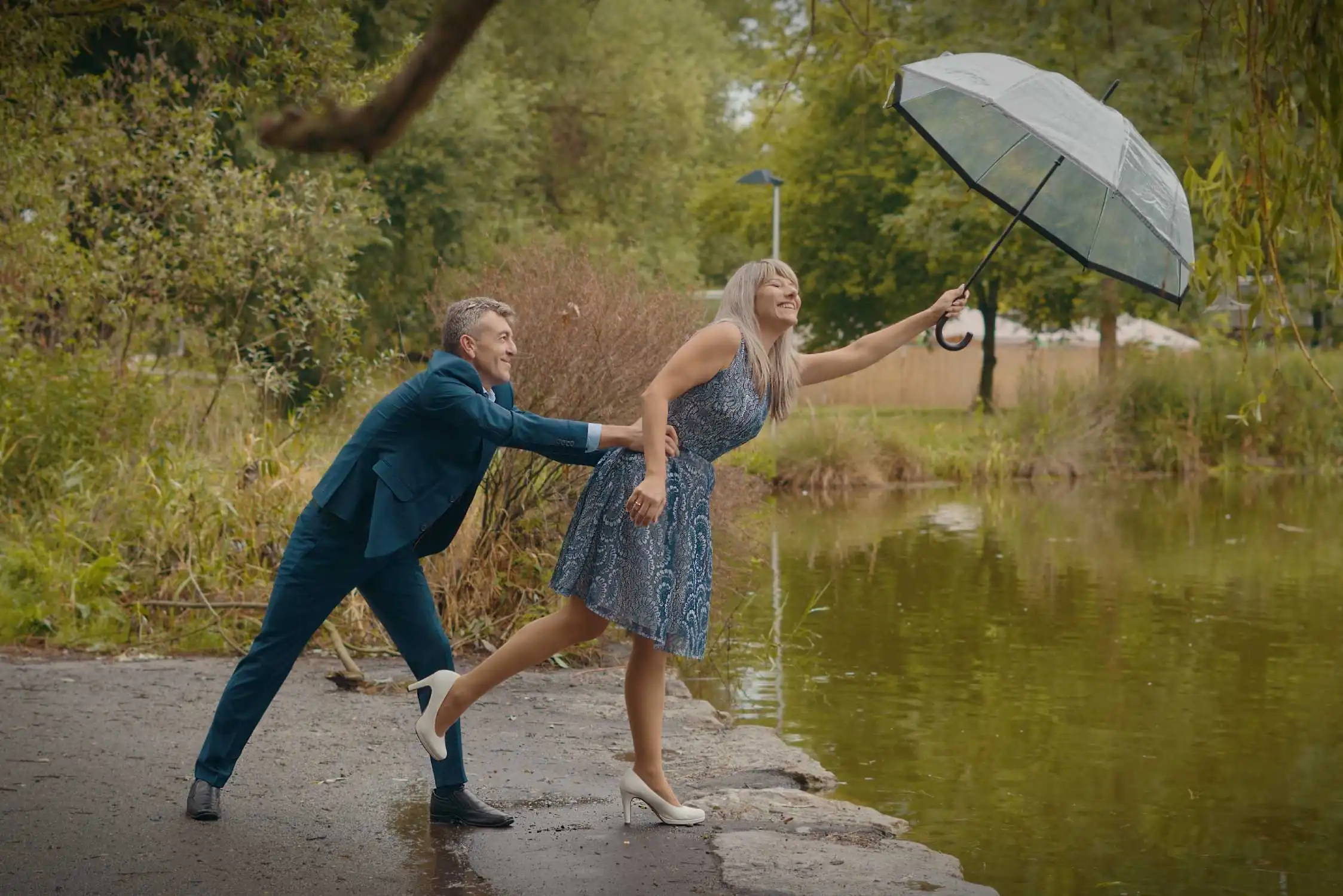 Fotos im Park Crailsheim, ein Paar mit dem Regenschirm