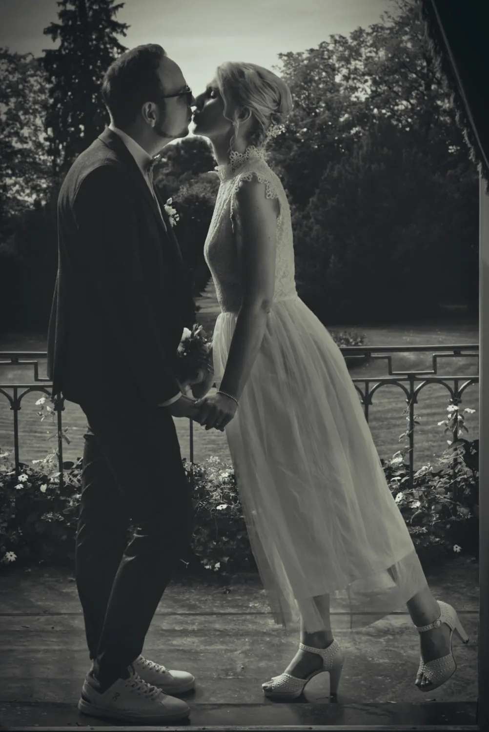 Schwarz-weißes Foto mit dem Brautpaar auf dem Balkon im Schlosshotel Friedrichsruhe