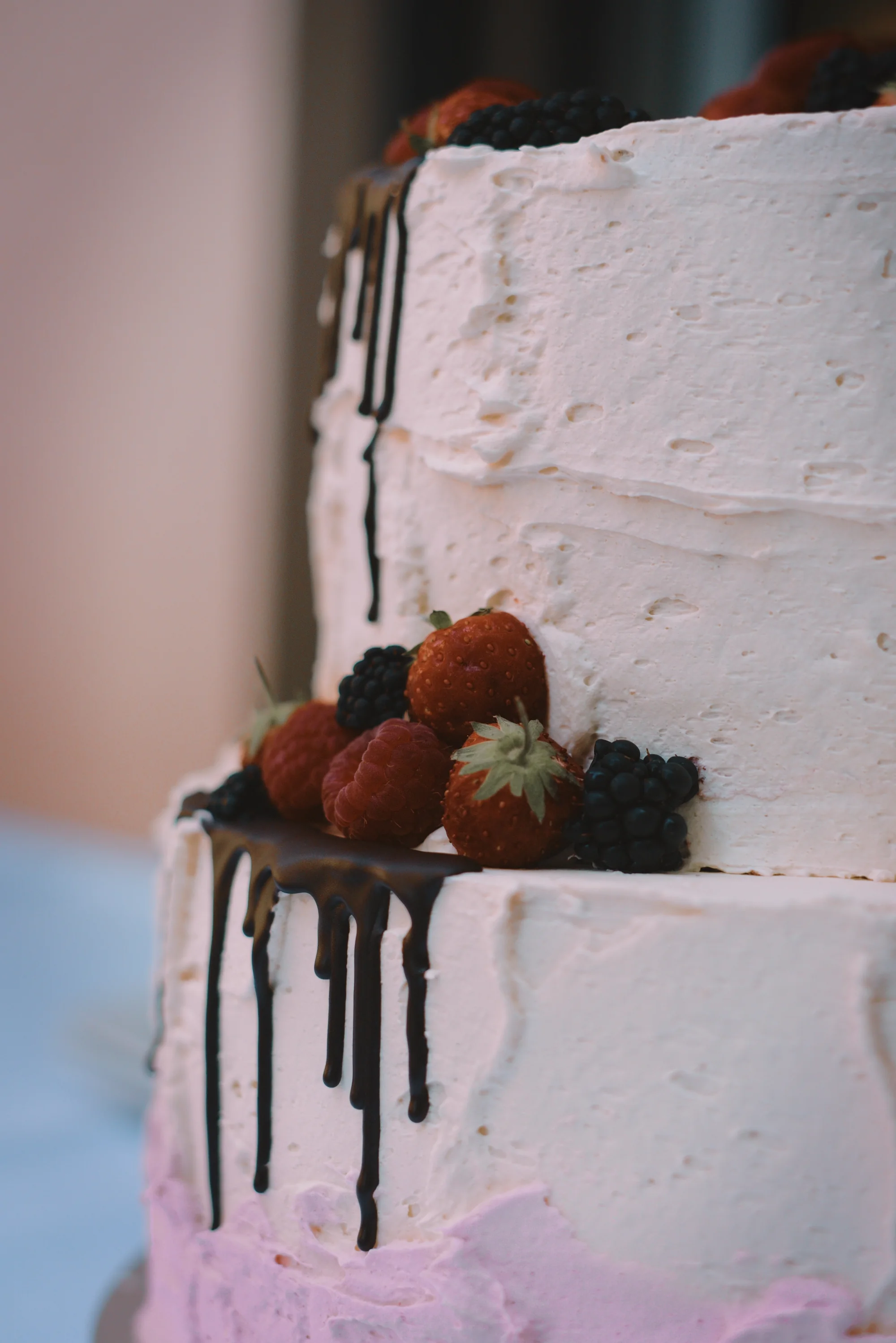 Erdbeeren und Himbeeren auf der Hochzeitstorte