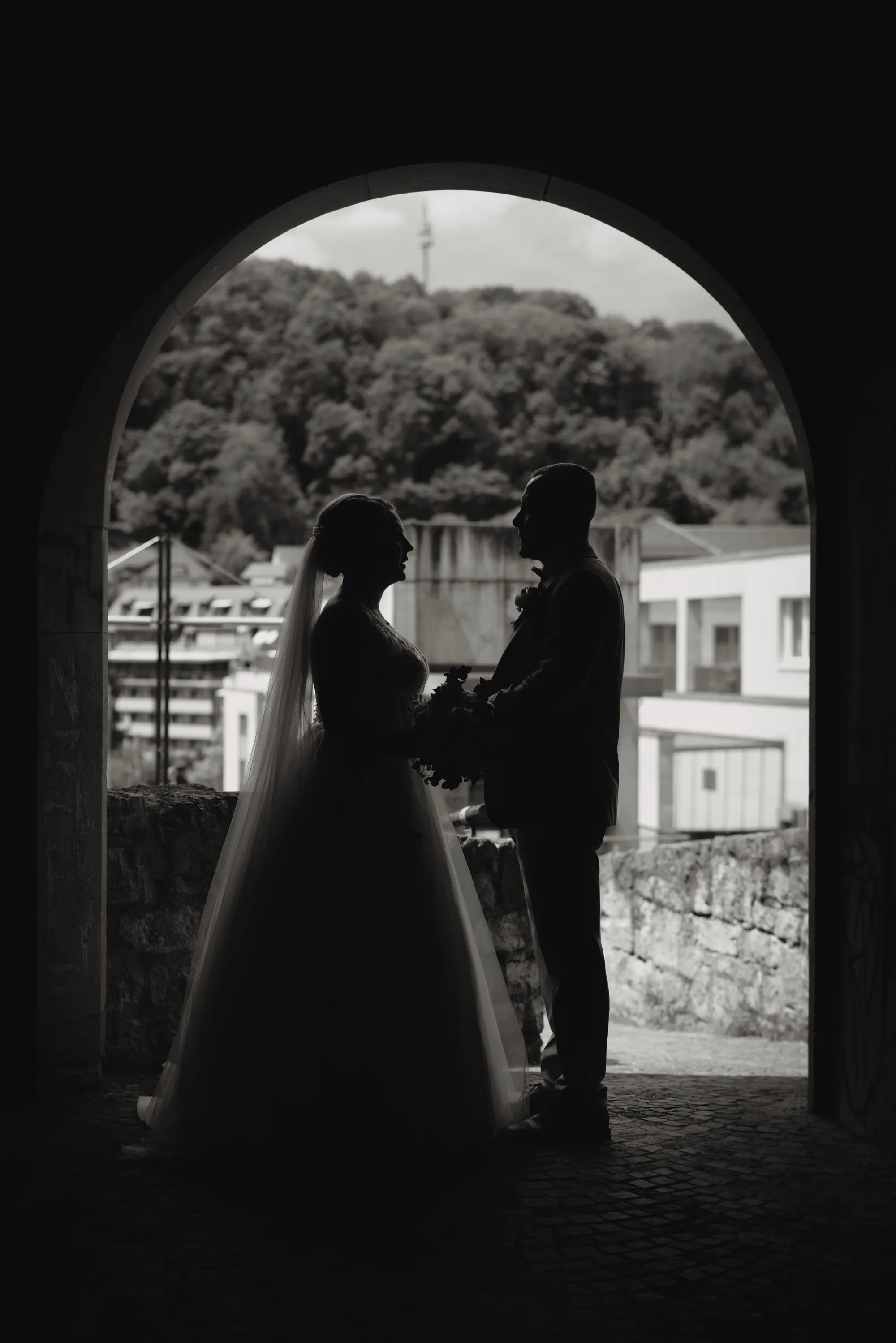 Schwarz-weißes Foto mit Hochzeitspaar Silhouette