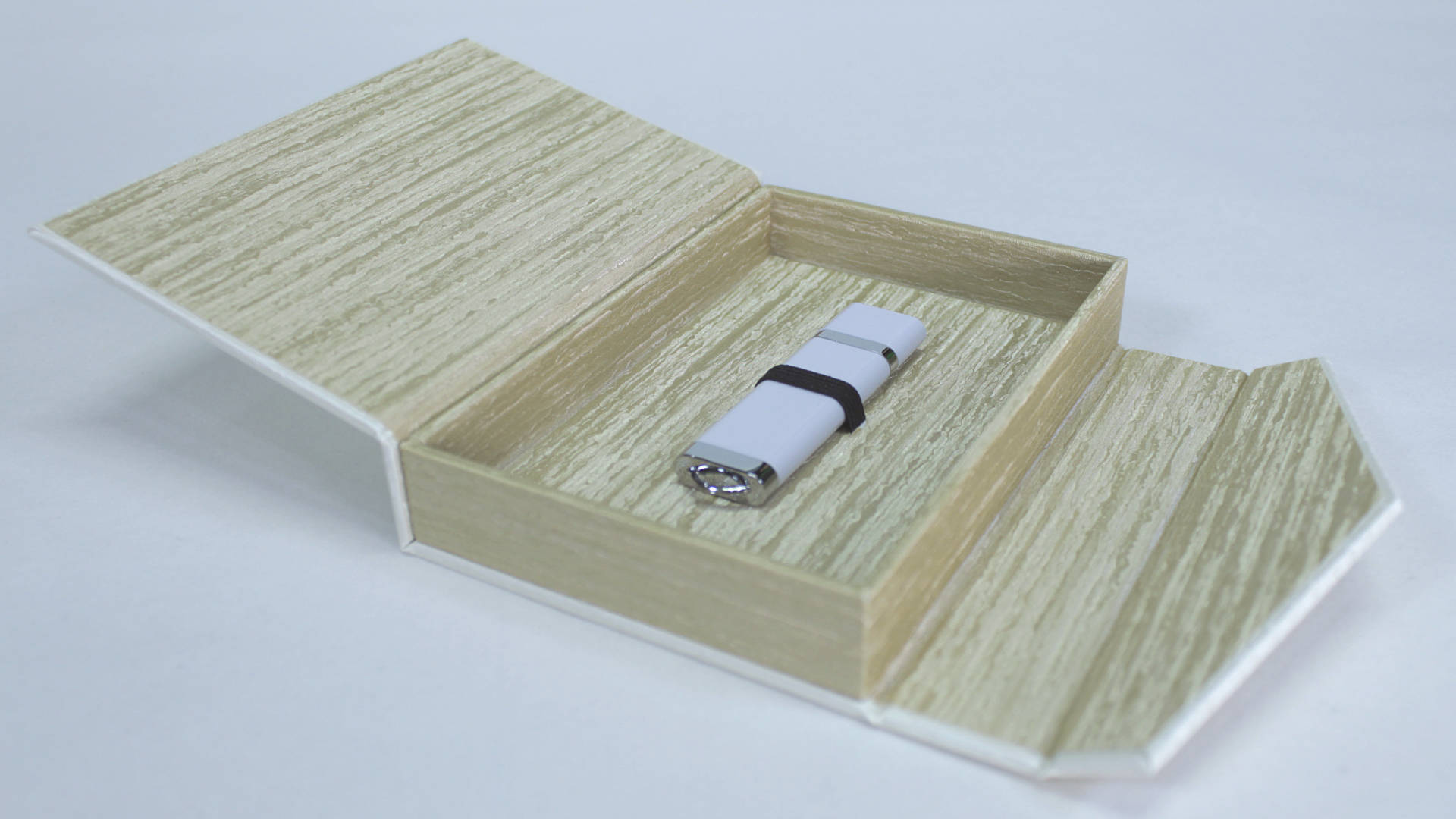 USB-Stick mit Hochzeitsfotos und Hochzeitsvideo